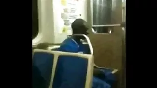 Bbw slet zuigt zwarte pik op de trein