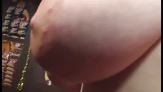 Tiener skarlett toont haar meloenen