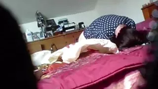 Mijn geile moeder met haar speelgoed in bed betrapt door een verborgen cam