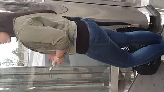 Cum op tiener meisje bij de bushalte van bus