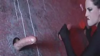 Aliz deepthroats drie grote lullen in gloryhole