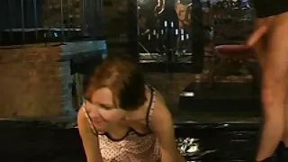 Leuke tiener slikt een vervelende belasting van cum
