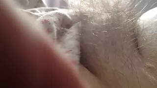 Wrijven haar dikke zachte harige kut