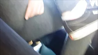 Ondeugende tiener wrijft kut op bus