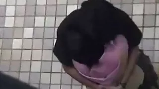 Koppels genieten van outdoor sex spelen