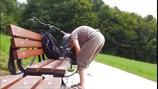 Teaser - oma in het park