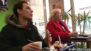 Pik-hongerige oma is gestampt
