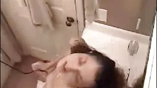 Tijd om te vingeren in de badkamer. verborgen cam niet mijn zus