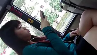 Gekruiste benen op de verfraaiing van make-up de bus