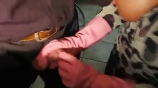 Hete vrouw plaats gehandschoende vinger in de plasbuis van de man