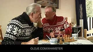 Geile grandpas neuken een sexy jonge verpleegster