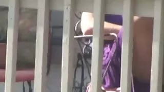 Nieuwe buurman dame knippert met haar slipje en kutje