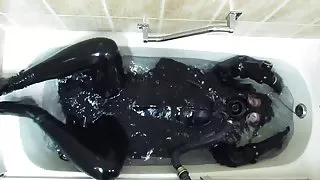 Rubber meisje in het bad.