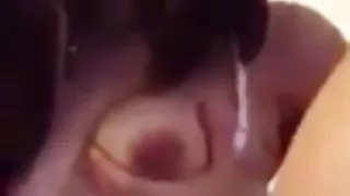 Schattige aziatische meisje speelt zichzelf voor de cam