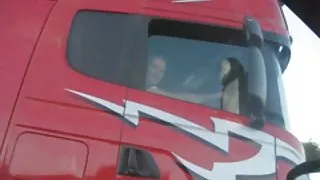 Artie krijgt een thumbs up knippert haar kut op trucker