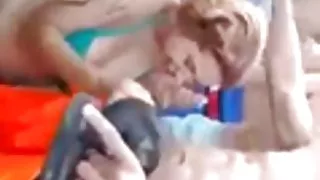Mujer practicando sexo mondelinge en punta de espinillo