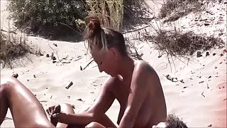 Hete milf masturberen op het strand