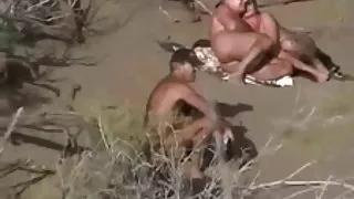 Naakt strand - grepen met watcher