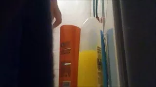 Naakte moeder betrapt in de douche door verborgen cam