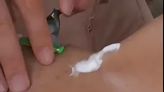 Warm redhead het scheren van haar kutje en haar lul