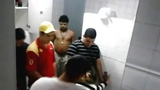 Jongens gevangen neuken een meisje in de kroeg wc gangbang!