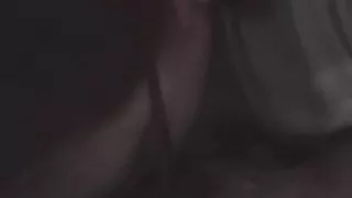Echte amateur nerdy vrouw zuigt lul pov