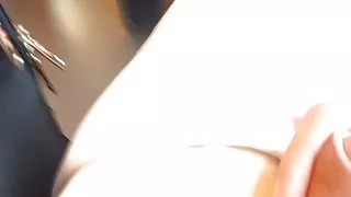 Trein knipperen tiener meisje en cum