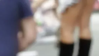 Trina knippert in de porno-shop