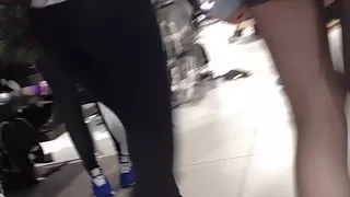 Extremel mooie tiener kont in zwarte legging