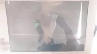 Aziatische meisje nieuwsgierig naar de magic box