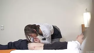 De ondertitel japans hotel massage leidt tot blowjob in hd