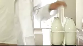 Het zuigen aan de melkman een monster cock