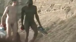 Schattig wit homo cpl pick-up van grote blk dude op het naakt strand