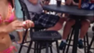 Bar aan het strand serveerster voyeur