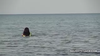 Pure zwembroek en naakt op het strand