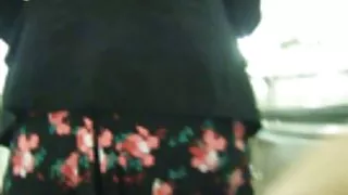 Een vrouw met panty scheurt na de seks in een panty