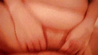 Mijn vrouw klaarkomt op vibrator terwijl ze gepenetreerd