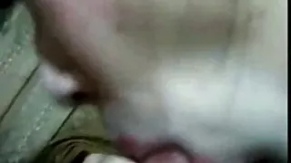 Aziatische milf zuigen en cum