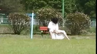 Aziatische milf in de openbare speeltuin