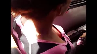 Jonge parmantig tieten op de bus chica con tetas paraditas 2