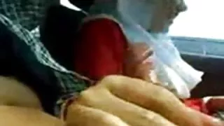 Maleis hijab meisje geeft een handjob