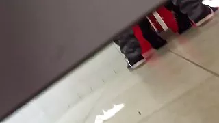 Belle beurette prise dans les wc d ' une station d'autoroute