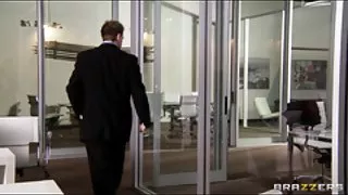 Hoerig, natte milf devon verleidt haar baas voor een snelle neuken