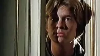 Jongen kijkt mama
