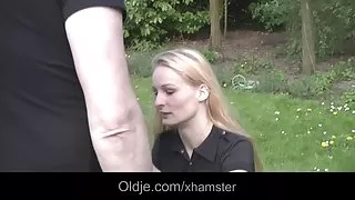 Hoge skinny blonde speelt met oude klootzak ' s ballen