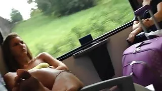 Ongelooflijk sexy 18yo tiener zolen van de voeten op de trein
