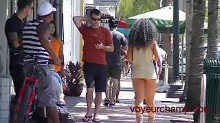 Nikki brazilië korte rok straat lopen! - voyeurchamp.com