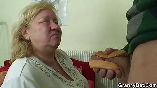 Grote oma smaken zijn pik dan doggystyled