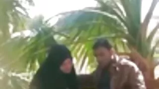 Pakistaanse hijabi bj en hand job tot cum in openbare park