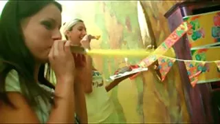 Kiki krijgt een grote pik voor haar 18yo verjaardag